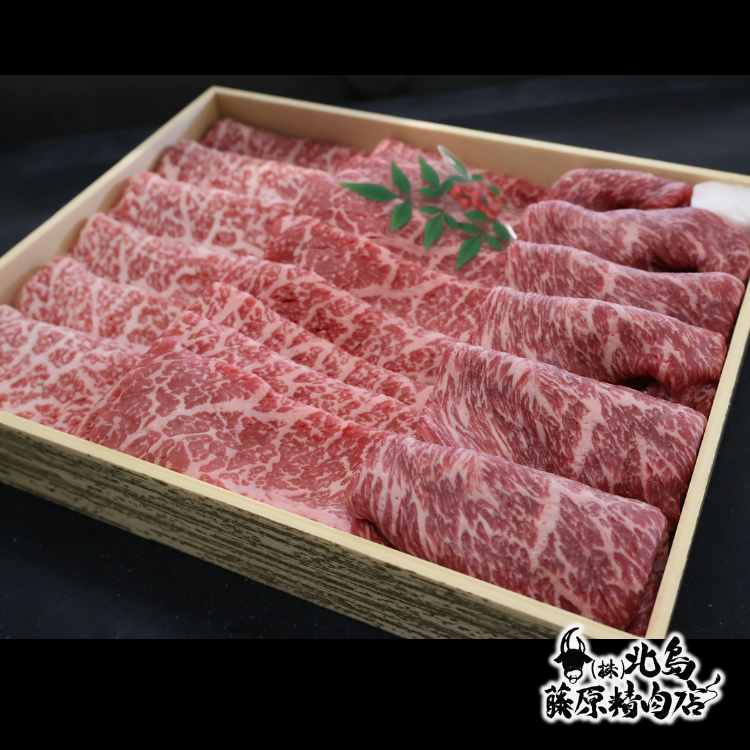 赤身と脂の絶妙なバランスの牛ロース、旨味あふれる牛モモ、希少部位の3種が楽しめる贅沢セット。